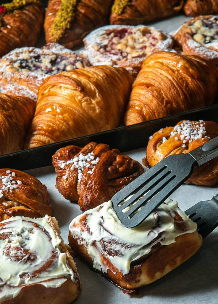 Plech s croissanty a skořicovými šneky